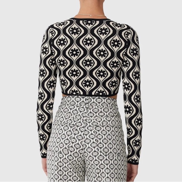Finders keepers NWT Quinn LS knit S retro long sleeve v neck crop top - Picture 3 of 7